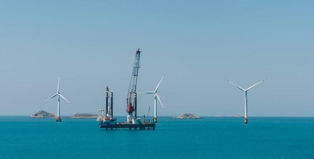 eolienne en mer et plateforme