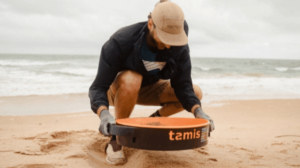 Actions sur le terrain avec ACT with Surfrider - collecte de déchets sur une plage