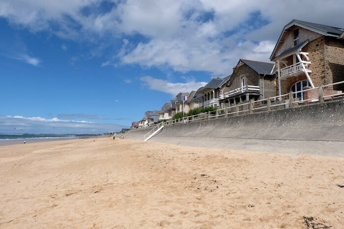 Plage urbanisée en France (Normandie)
